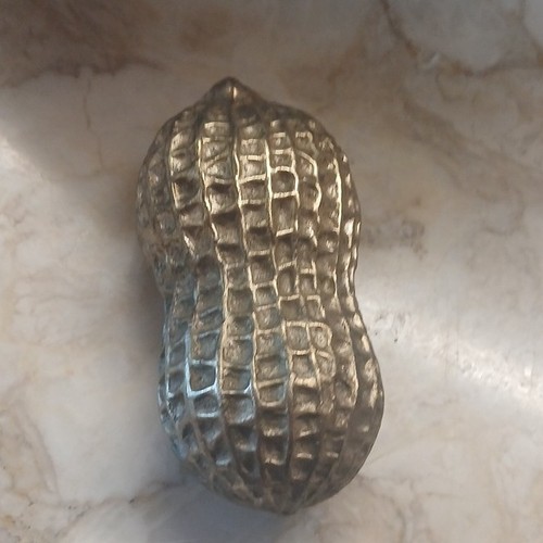 Fermacarte a forma di arachide in metallo tono argento con base in feltro verde - Foto 2 di 5