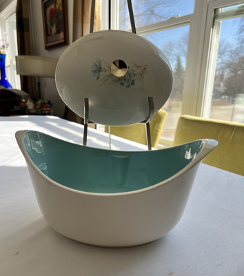 TS&T Boutonniere Pattern 1.5 Quart Lidded Oval Casserole Serving Bowl USA