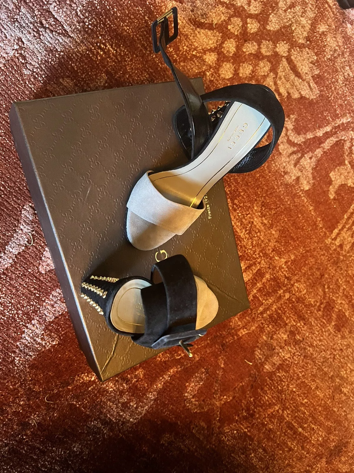 Sandales à talons cloutés gris/noir Gucci en daim Madison 