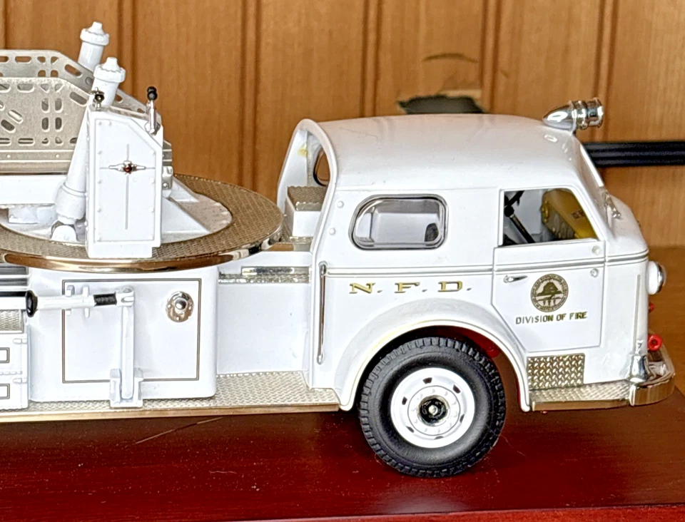 Franklin Mint/Code 3 American LaFrance 1954 Fire Engine Norfolk FD Ladder Truck - Image 4 of 4
