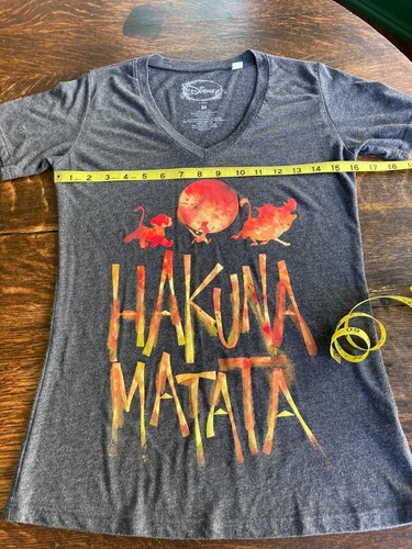 Disney Lion King HAKUNA MATATA Womens size MEDIUM V-neck - Picture 4 of 5