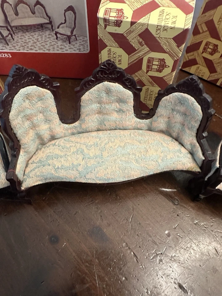 De colección. Juego de 3 muebles de salón para casa de muñecas Town Square nuevos Foto 4 de 4