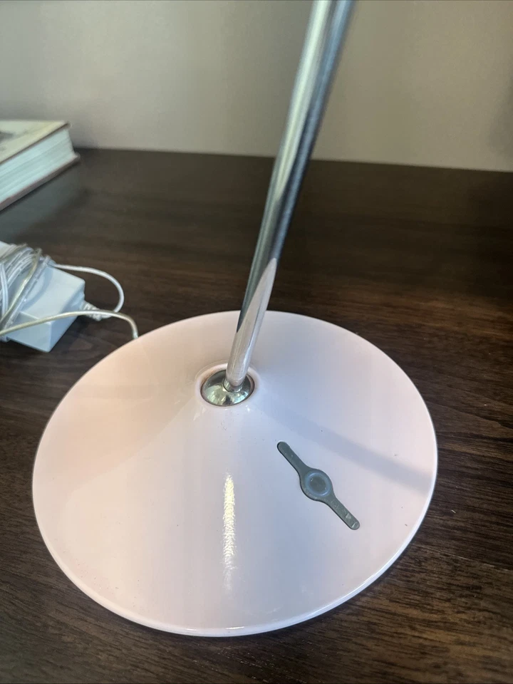 Lámpara de Escritorio Horizon Escala Humana, Alto Brillo, Rosa Claro Foto 2 de 4