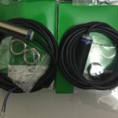 NEW Schneider XT118B1PAL2 Proximity Capacitive Sensor Cyl M18 12~24V Sn 5mm 1PC