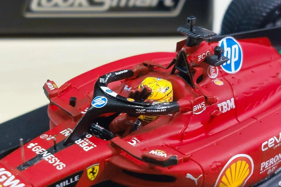 Looksmart 1:43 Lewis Hamilton Ferrari SF-23 Test Fiorano 2025 - Immagine 3 di 3