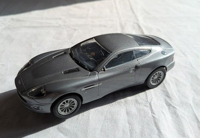Carrera Evolution Aston Martin V12 Vanquish James Bond Slotcar 25735
