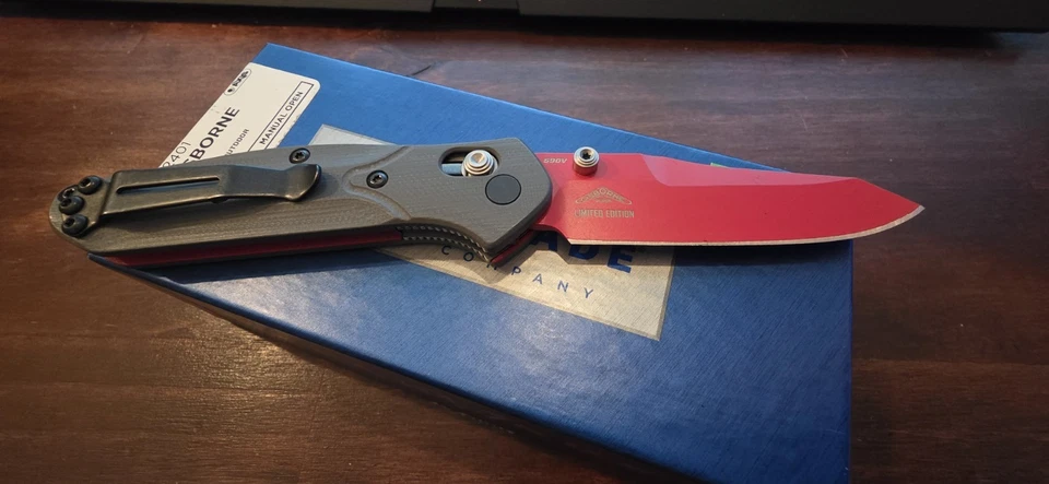 Cuchillo Plegable Benchmade 945RD-2401 Mini Osborne S90V Rojo/Gris Eje G10 Shot Show Foto 2 de 4