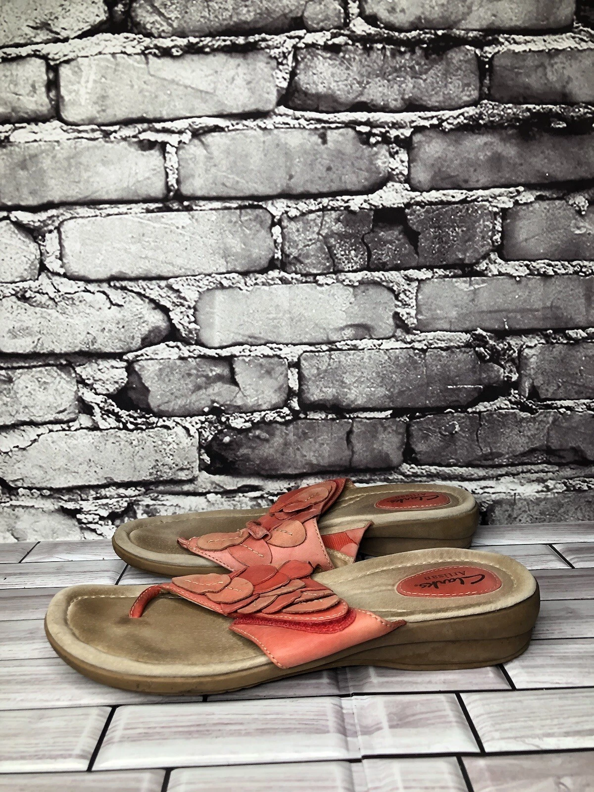 Sandali infradito Clarks Artisan in pelle di salmone rosso fiore perizoma donna taglia 8M US