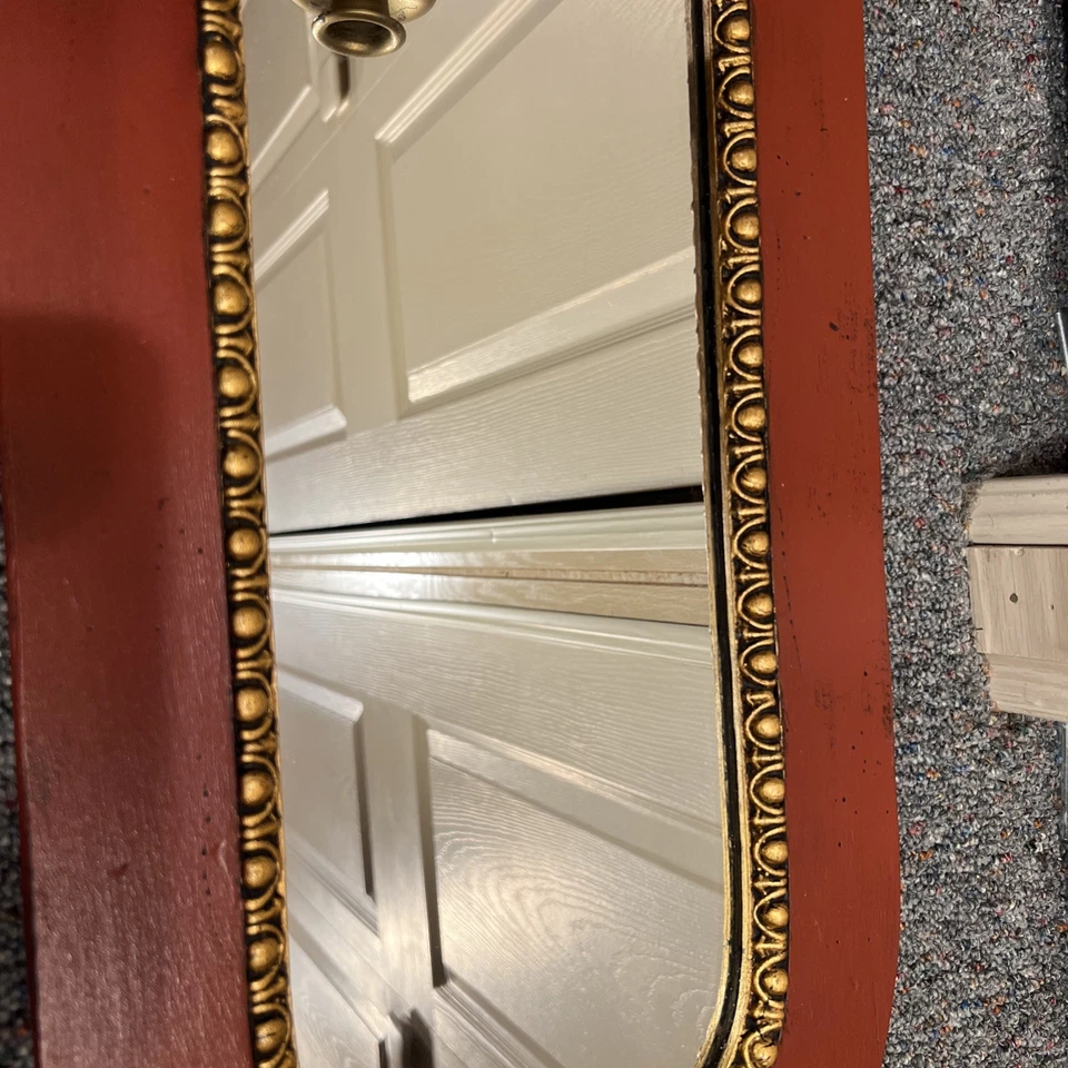 Aplique espejo de pared vintage W. King Ambler rojo y dorado estilo viejo mundo 23”x11” Foto 4 de 4