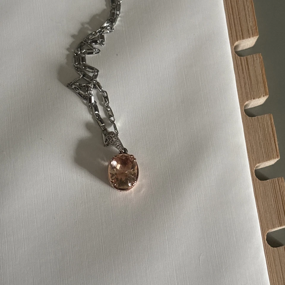 Collar colgante de morganita melocotón con paca de diamante Foto 4 de 4