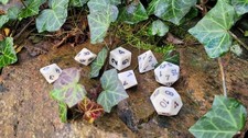 Rollenspiel W&uuml;rfelset aus Knochen 7-teilig mit Ledertasche, Handarbeit