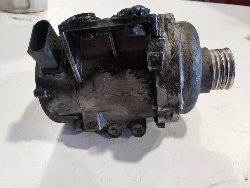 Bomba de agua - BMW 330I E90 N52 2006 - 08-13 OEM 7586924 Foto 4 de 4