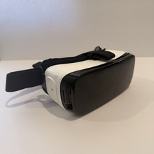 Samsung  Gear VR  Powered by Oculus  Virtual Reality Headset  SM-R322