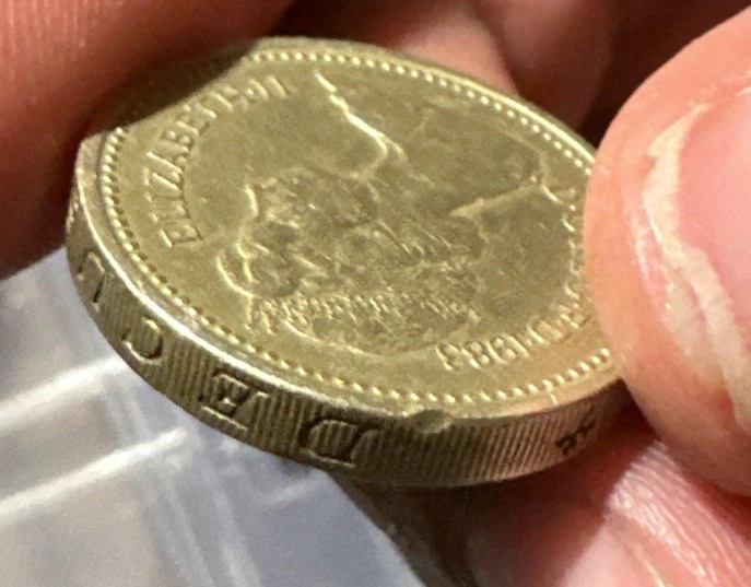 1983 年 1 英镑 GB 伊丽莎白二世女王带倒置错误 - 罕见。 — 第 4/4 张图片