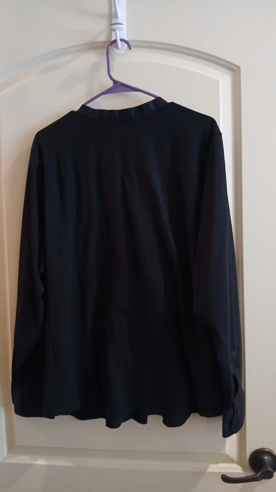 Blusa para mujer Calvin Klein 2x negra con botones Foto 2 de 4