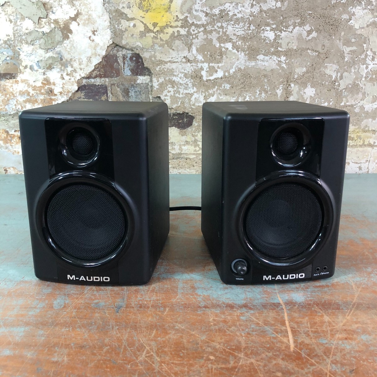 M-Audio Studiophile AV 40 Studio Monitor Shelf Speakers With M-Audio Studiophile AV 40 Studio Monitor Shelf Speakers With