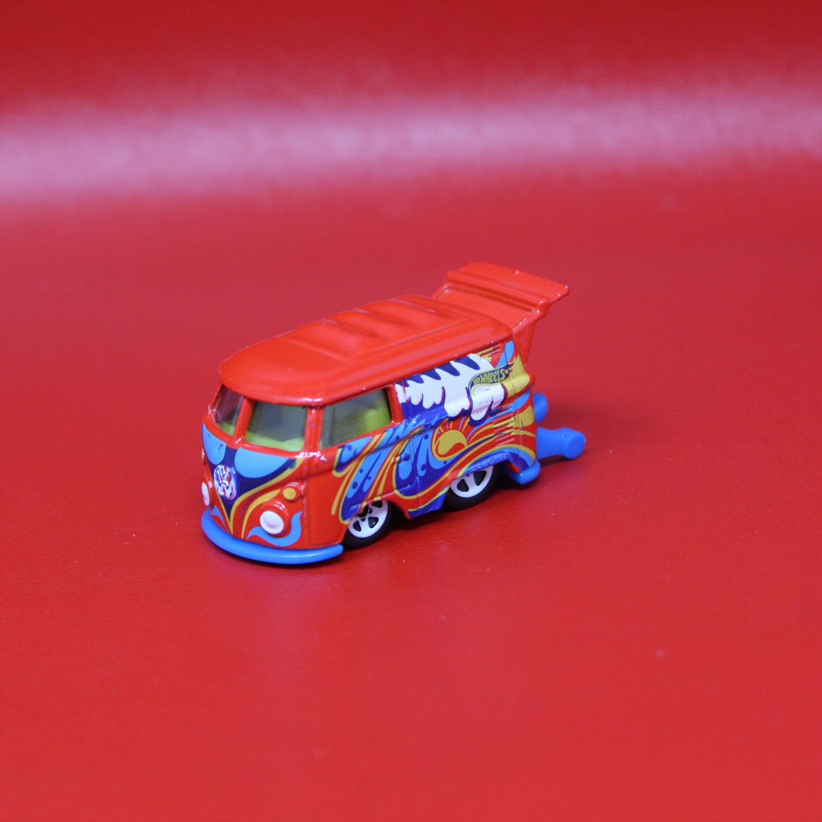 Hot Wheels Volkswagen Kool Kombi – 1:64 Scale Die-Cast Car, Workshop 201/250, Collectible Model