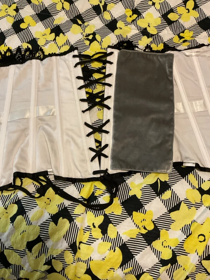 Corsé Fiona’s Fineries Talla 30, Terciopelo Gris Con Detalle Negro Foto 4 de 4