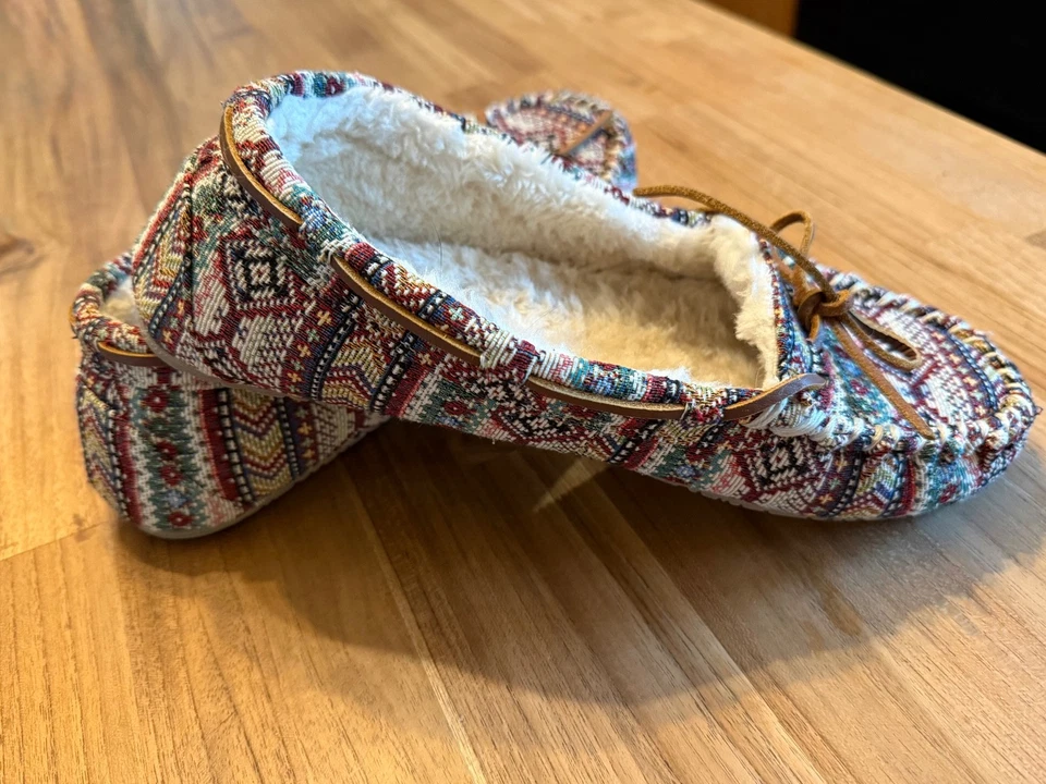 Zapatilla Cally Forrada de Vellón Minnetonka, Talla 10M Mujer - Excelente Estado Foto 3 de 4