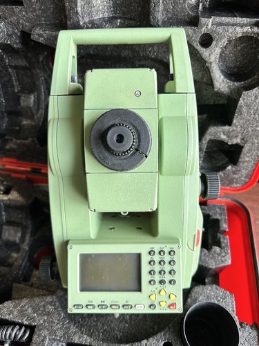 Leica TCR705 Total Station with Hard Case - Picture 5 of 7