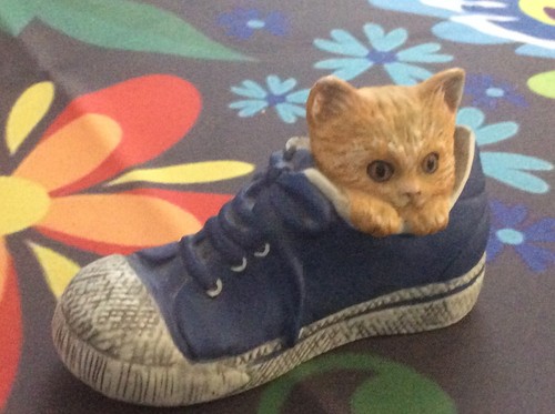 Minerva the gym kitty, "Cat in Gym Shoe" Figurine mini shoe statue 5" ceramic - Picture 2 of 5