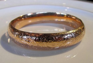 Gold bangle bracelet with engraved circles Gold bangle bracelet with engraved circles
