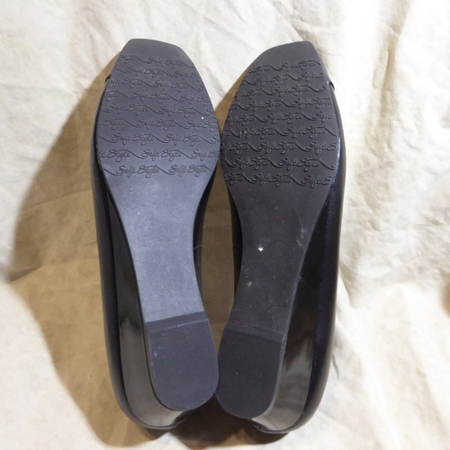🩰 Soft Style Low Wedge Ballet 9 M Black Leatherette; Cap Toe; Strap Details - Picture 11 of 16