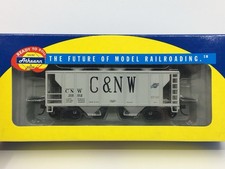 HO Athearn 94375 Chicago  North Western PS 2003 2-Bay Covered Hopper CNW 3992