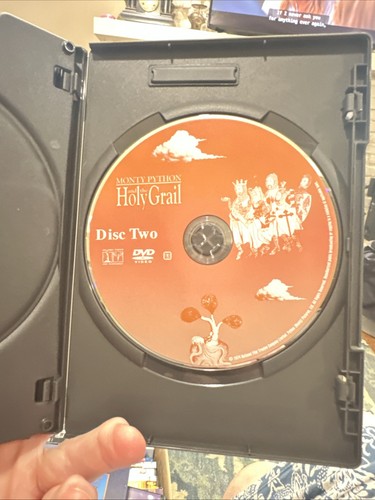 Monty Python and the Holy Grail Deluxe Widescreen Good Used Condtition DVD - Imagen 4 de 4