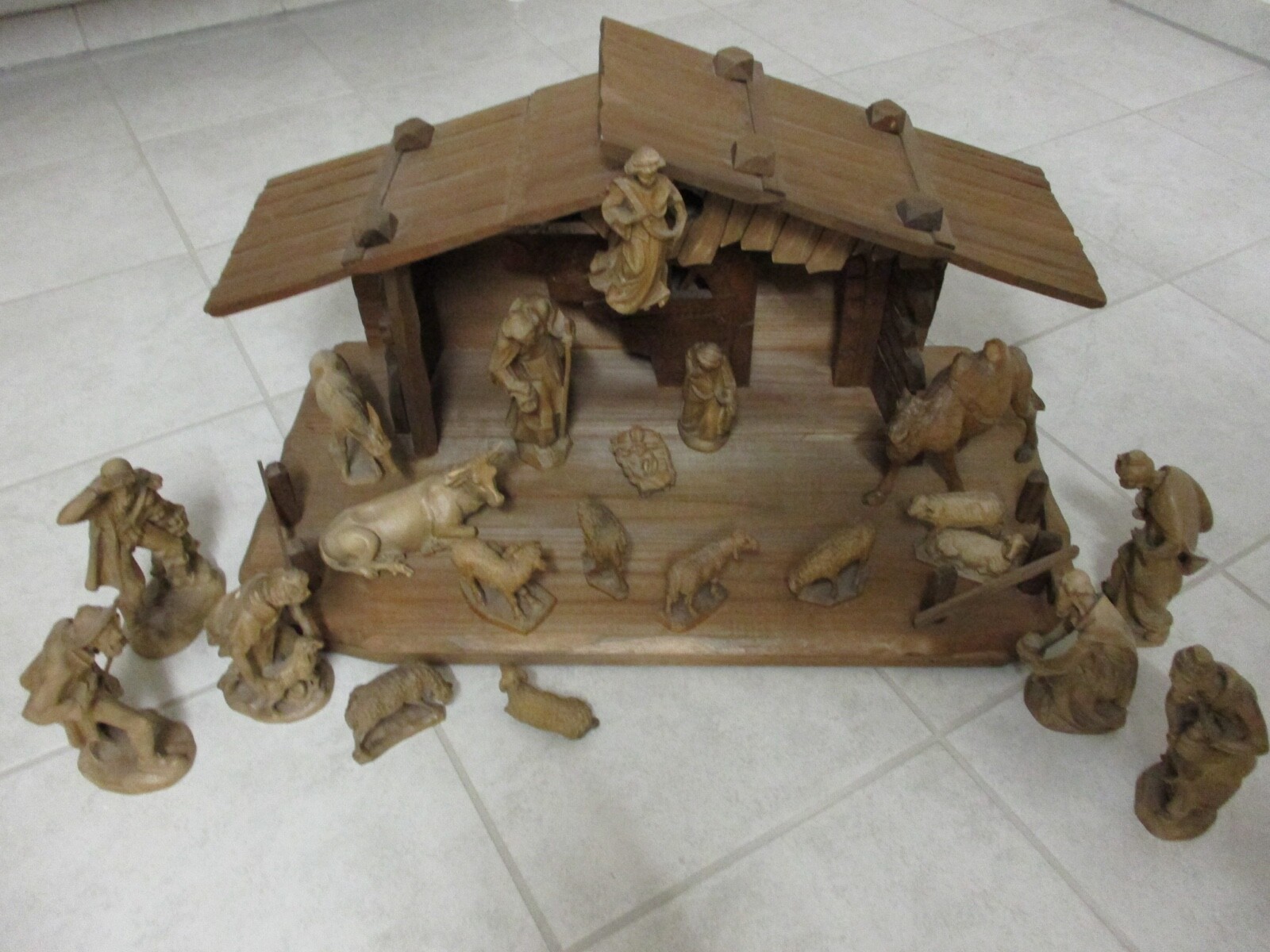 Weihnachtskrippe aus Holz, Grödner Tal, handgeschnitzte Figuren bis ca. 18 cm