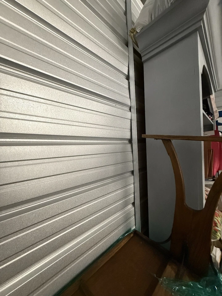 Muy bonito armario con 5 estantes.   Color azul/gris.   Excelente estado. Foto 3 de 3