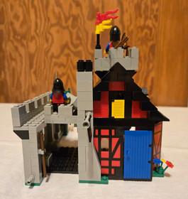 LEGO 10000 LEGEND: Guarded Inn (original 6067) - 100% w/box & manual