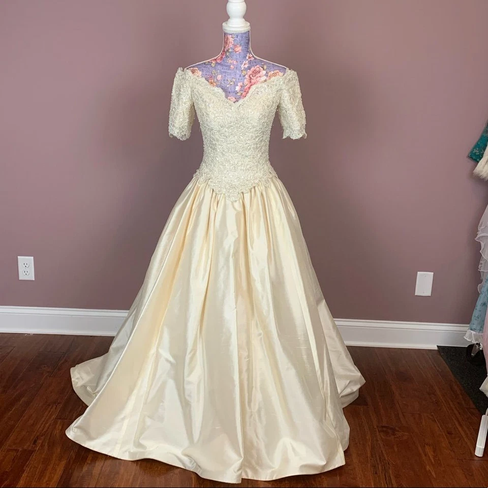 Vestidos de novia de satén champán mangas cortas cuello en V tren de barrido vestidos de novia Foto 2 de 4