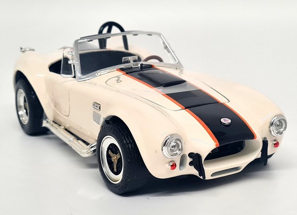 Signature 1/18 Shelby Cobra 427 S/C 1964 Cream Diecast Model Car-image