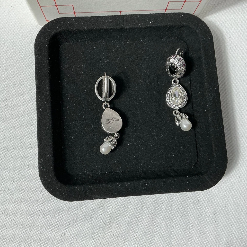 Pendientes calavera de plata Alexander Mcqueen Foto 3 de 3