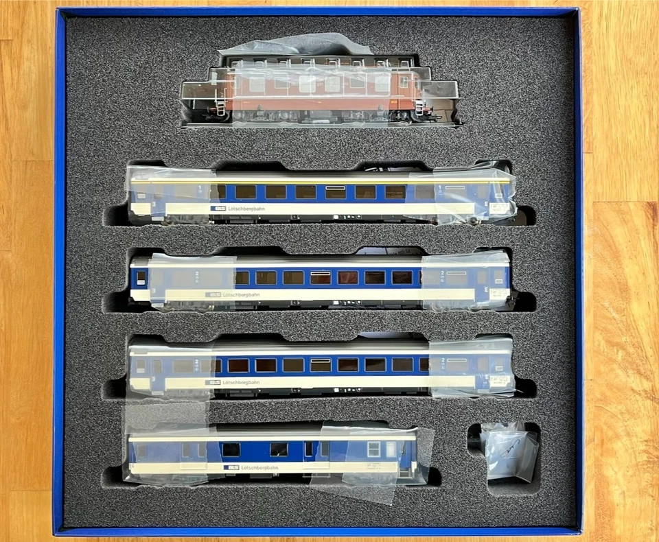 ROCO - 61425 Zugset Elektrolokomotive Ae 4/4 der BLS "100-Jahre"  (1:87) - H0