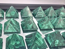 Malachite crystal pyramid 6x6 cm