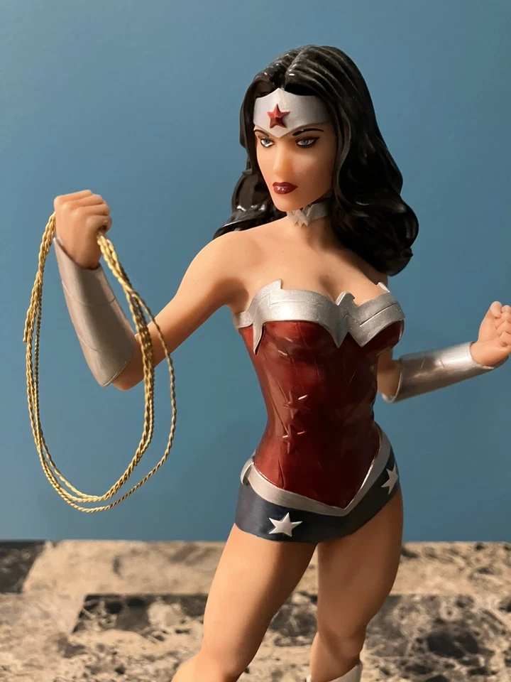 "Estatua de 10"" de Wonder Woman DC Icons" Foto 4 de 4