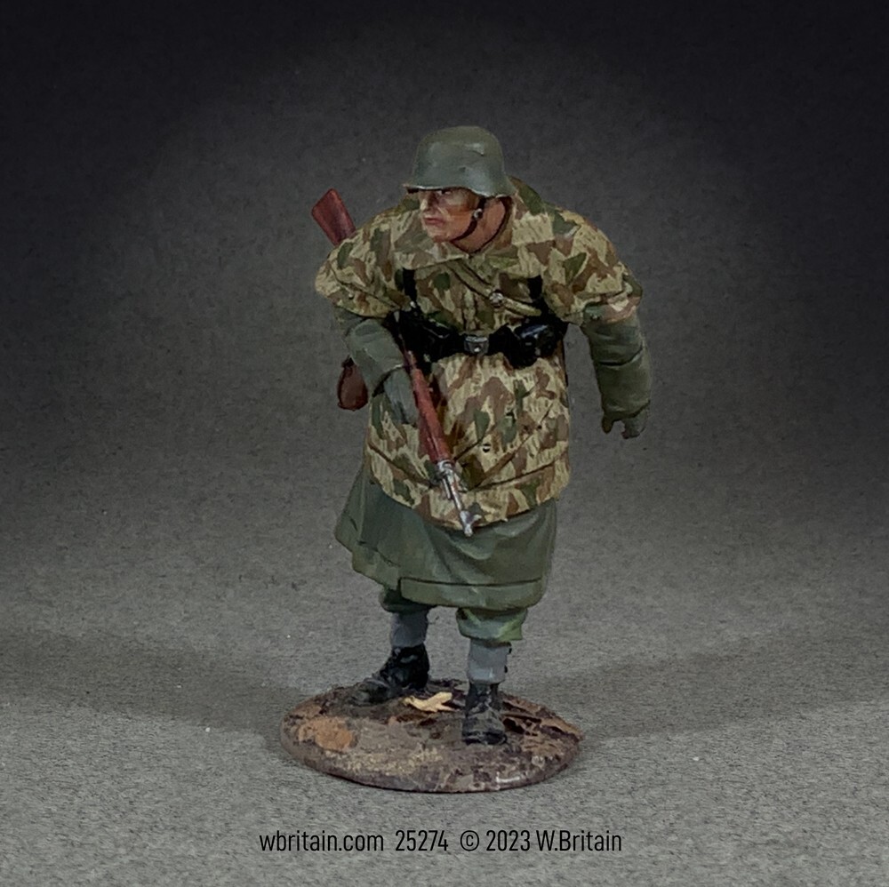 BRITAINS SOLDIERS WWII 25274 - German Grenadier in Greatcoat and Zeltbahn