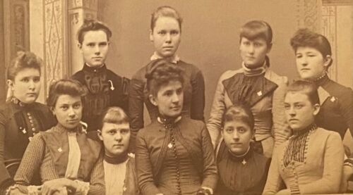 FOTO ARMADIO~GRUPPO CHIESA DI 10 DONNE CHE INDOSSANO LE STESSE CROCI~HOOSICK FALLS NY - Foto 3 di 4