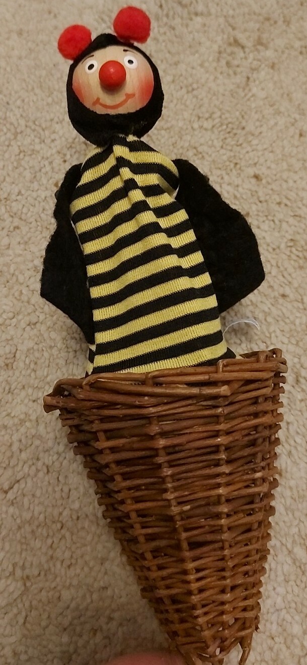 Kersa, Handpuppe, Biene, im Flechtkorb