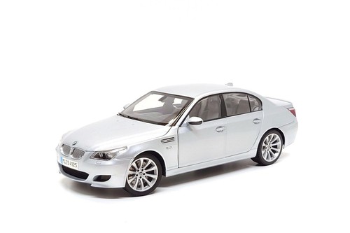 Kyosho 1:18 BMW M5 (E60) in Silverstone II Metallic (No Box) - Picture 9 of 14