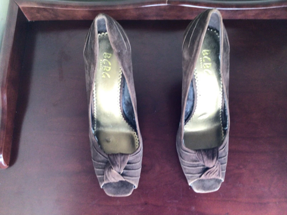 Zapatos de salón BCBG para mujer talla 9,5 M marrón gamuza punta abierta tacón de cuña Foto 3 de 4