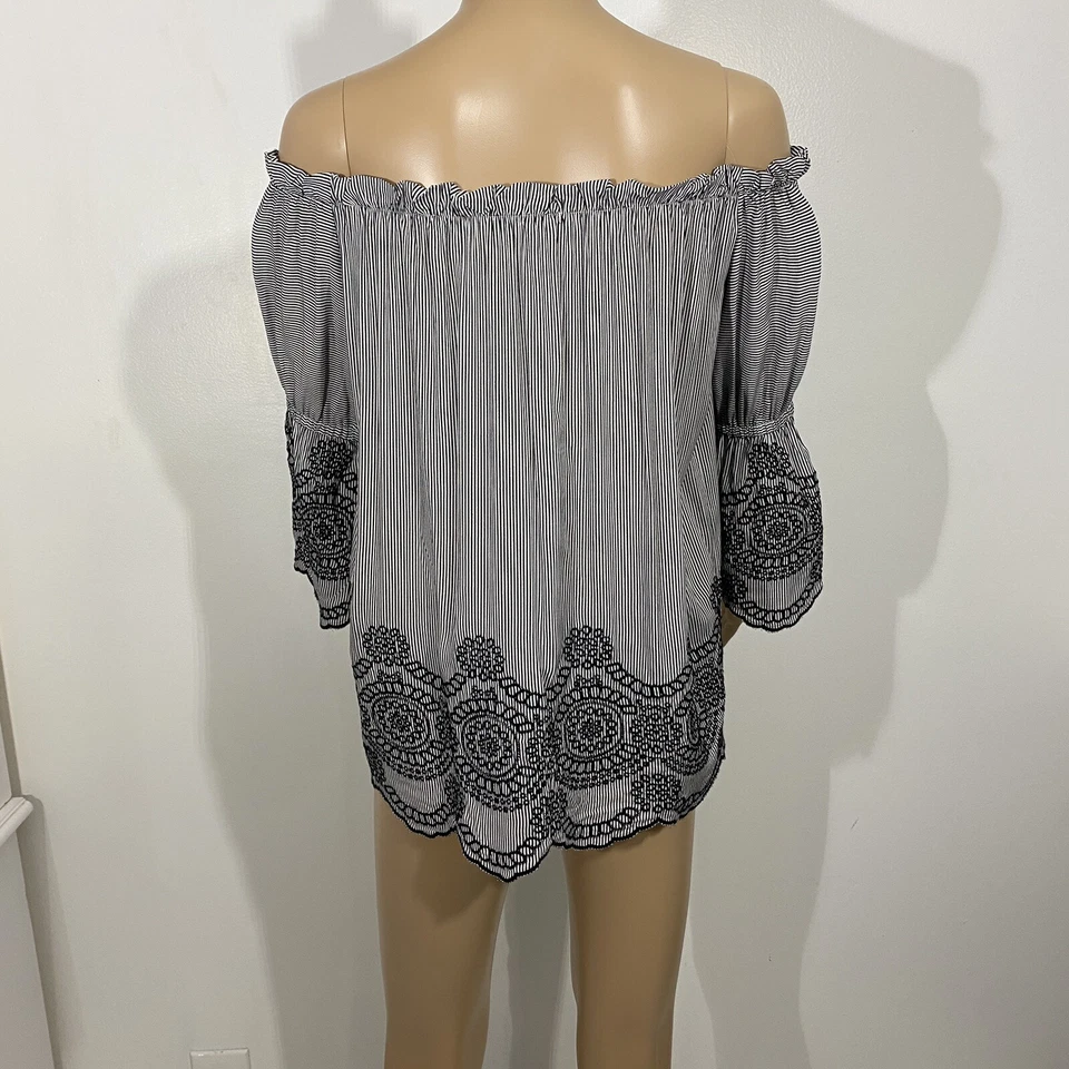 Blusa para mujer Hazel blanca y negra talla pequeña con volantes a rayas fuera del hombro usada en excelente estado Foto 3 de 4