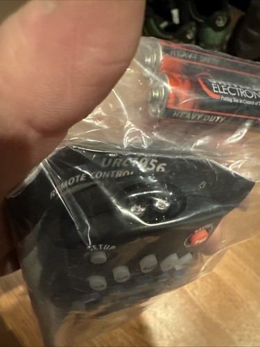 Mando a distancia universal URC1056 nuevo en paquete con pilas - Imagen 3 de 3