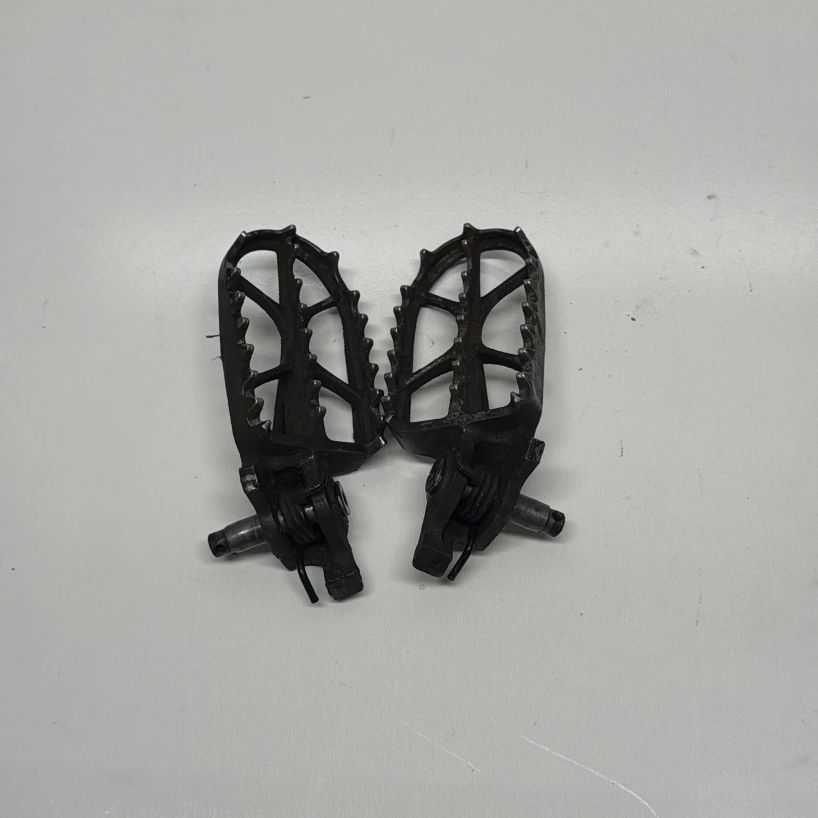 02 - 04 2003 HONDA CRF 450 R FOOT PEG RESTS MOUNT OEM SET (2)