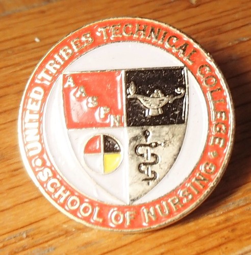 United Tribes Technical College Schule für Krankenpflege Emaille Pin 1"