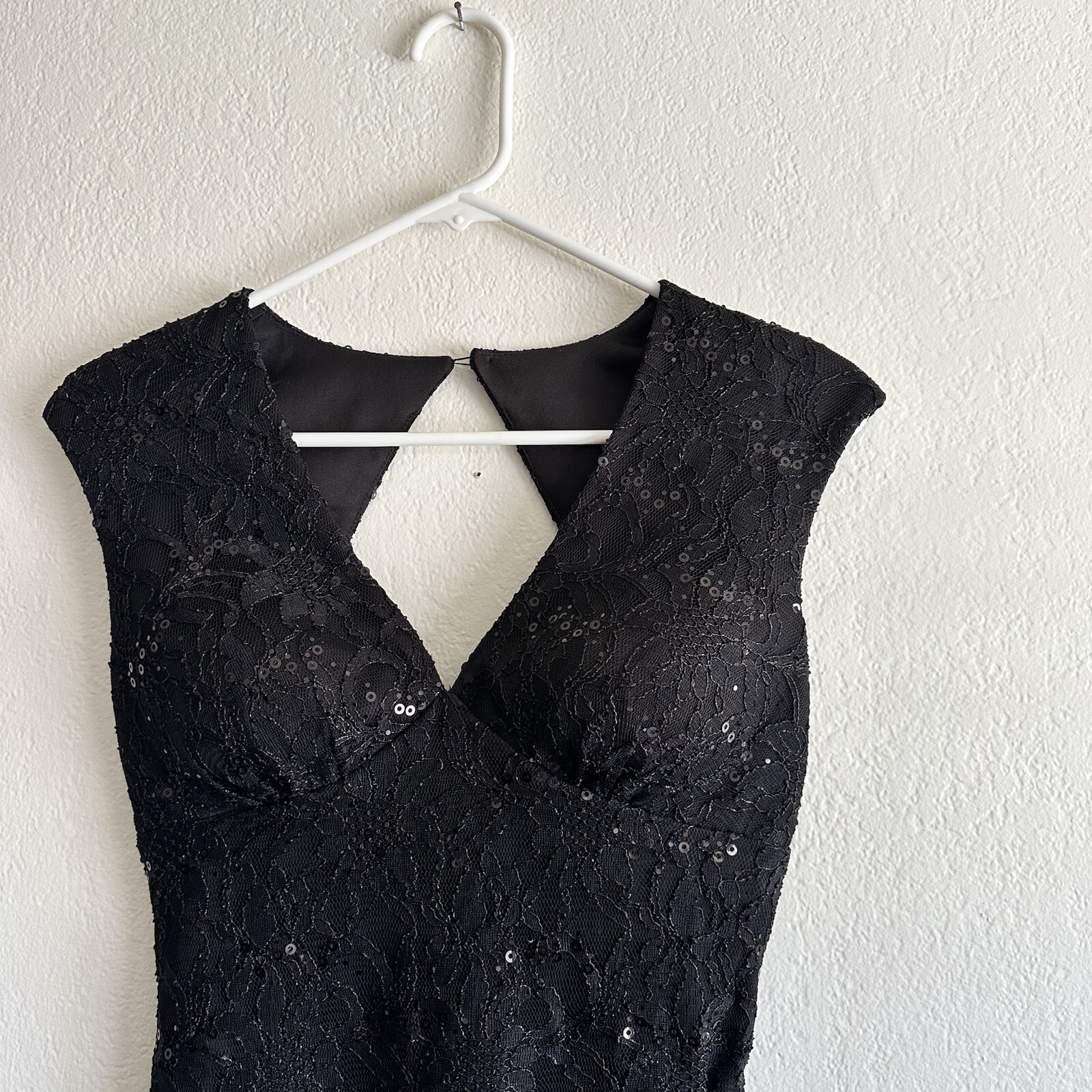 как выглядит Davids Bridal Bridesmaid Dress Black With Embroidered Design In Front Midi Lace фото