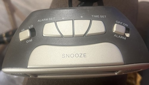 Acu-Rite Intelli-Time Digital Electric Alarm Clock Sets Itself Instantly 13027 - Picture 5 of 7