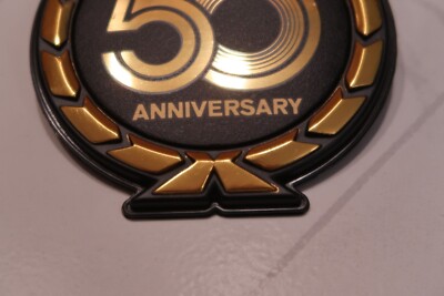 ADA 旧ロゴ　￼ニューパレングラス新品 NISSAN 300ZX 50TH ANNIVERSARY EMBLEM BADGE NEW WITHOUT BOX